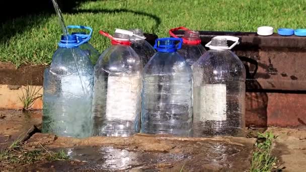Llenado Botellas Plástico Con Agua Potable Limpia — Vídeos de Stock