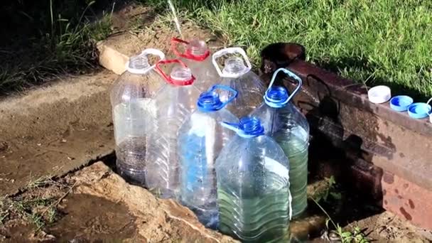 Llenado Botellas Plástico Con Agua Potable Limpia — Vídeo de stock