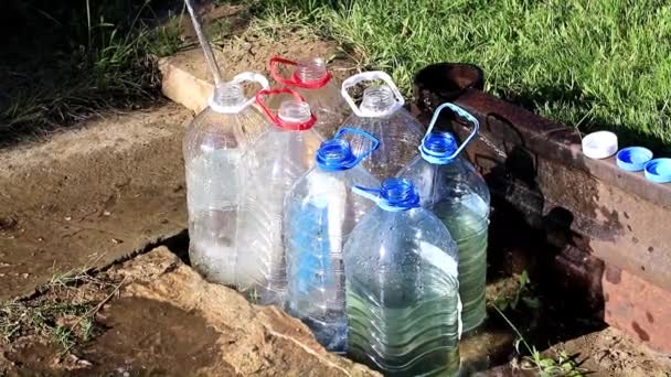 Llenado Botellas Plástico Con Agua Potable Limpia — Vídeo de stock