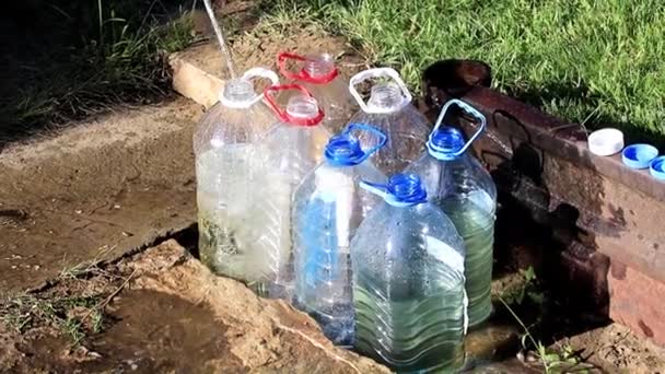 Llenado Botellas Plástico Con Agua Potable Limpia — Vídeo de stock