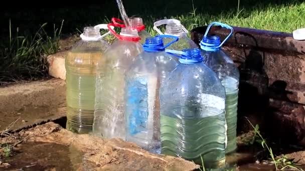 Fyller Plastflaskor Med Rent Dricksvatten — Stockvideo