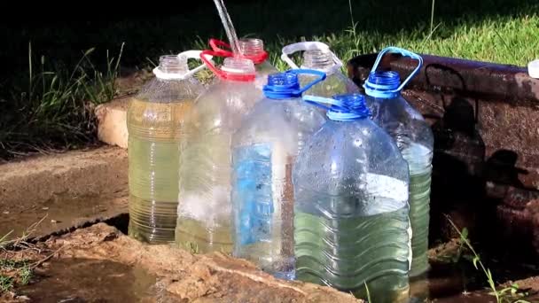 Llenado Botellas Plástico Con Agua Potable Limpia — Vídeo de stock