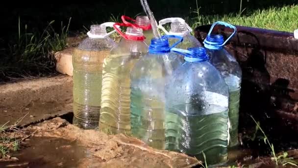 Plastikflaschen Mit Sauberem Trinkwasser Füllen — Stockvideo