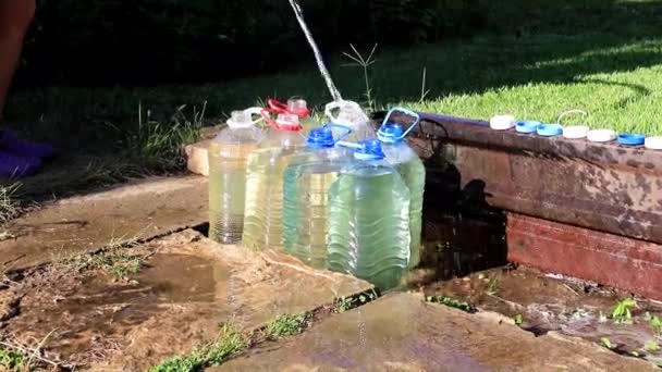 Заполнение Пластиковых Бутылок Чистой Питьевой Водой — стоковое видео