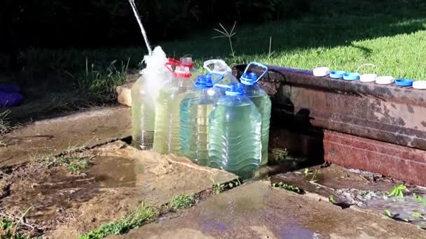 Llenado Botellas Plástico Con Agua Potable Limpia — Vídeo de stock