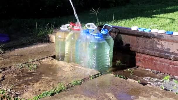 Plastikflaschen Mit Sauberem Trinkwasser Füllen — Stockvideo