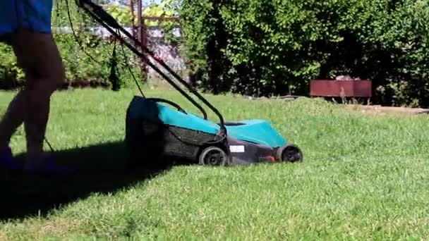 Groene Verse Gazon Gras Maaien Met Een Elektrische Maaier — Stockvideo