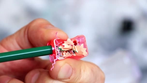 Affûter Crayon Couleur Pour Une Utilisation Ultérieure Lors Dessin — Video