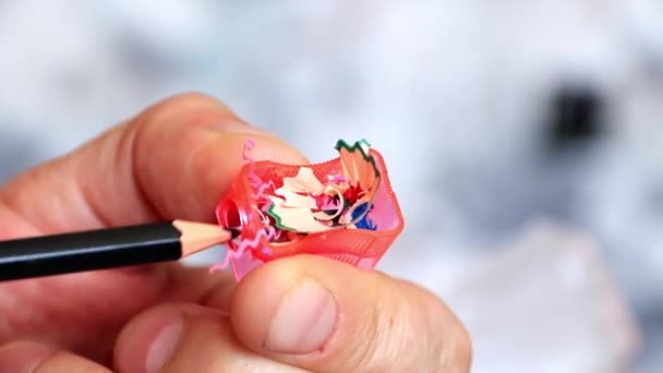 Affûter Crayon Couleur Pour Une Utilisation Ultérieure Lors Dessin — Video