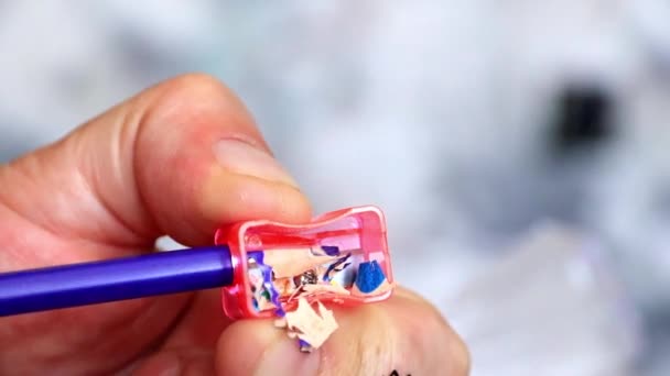 Affûter Crayon Couleur Pour Une Utilisation Ultérieure Lors Dessin — Video