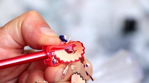 Affûter Crayon Couleur Pour Une Utilisation Ultérieure Lors Dessin — Video