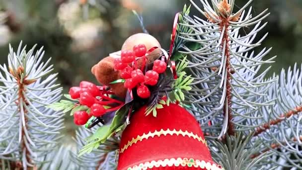 Kerst Ornamenten Een Feestelijke Pine Aan Vooravond Van Een Gebeurtenis — Stockvideo