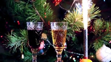 tatil dekorasyon ve şarap Noel ağacının yanındaki gözlüklü
