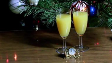 antika saat altın bir durumda ve bir arka plan üzerinde suyuyla kadeh bir Noel ağacı