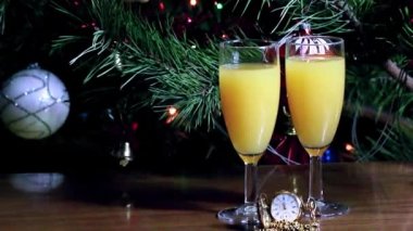 antika saat altın bir durumda ve bir arka plan üzerinde suyuyla kadeh bir Noel ağacı