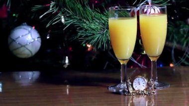 antika saat altın bir durumda ve bir arka plan üzerinde suyuyla kadeh bir Noel ağacı