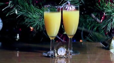 antika saat altın bir durumda ve bir arka plan üzerinde suyuyla kadeh bir Noel ağacı