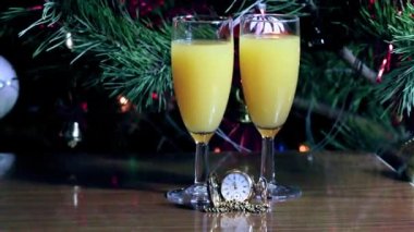 antika saat altın bir durumda ve bir arka plan üzerinde suyuyla kadeh bir Noel ağacı