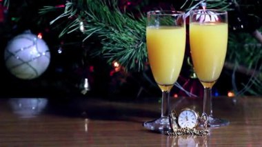 antika saat altın bir durumda ve bir arka plan üzerinde suyuyla kadeh bir Noel ağacı