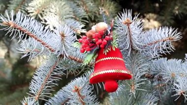 bir tatil dekorasyon olarak Noel ağacının dalları üzerinde oyuncaklar