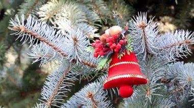 bir tatil dekorasyon olarak Noel ağacının dalları üzerinde oyuncaklar