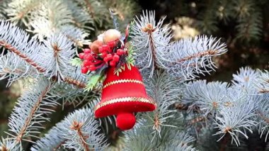 bir tatil dekorasyon olarak Noel ağacının dalları üzerinde oyuncaklar