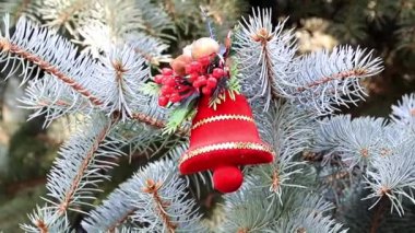 bir tatil dekorasyon olarak Noel ağacının dalları üzerinde oyuncaklar