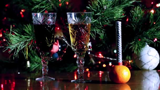 Decorações Férias Copos Com Vinho Lado Árvore Natal — Vídeo de Stock