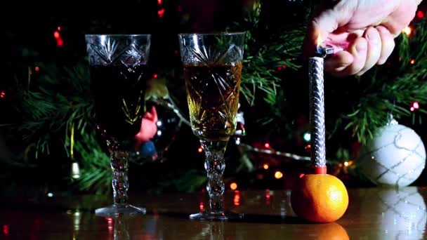 Decorações Férias Copos Com Vinho Lado Árvore Natal — Vídeo de Stock