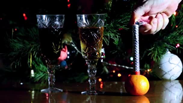 Decoraties Voor Feestdagen Glazen Met Wijn Naast Kerstboom — Stockvideo
