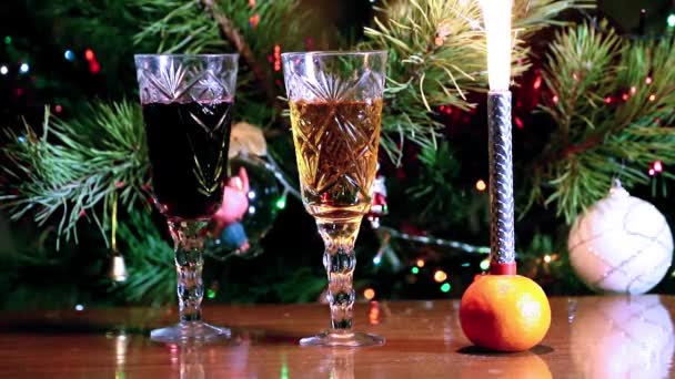 Διακοσμήσεις Διακοπών Και Ποτήρια Κρασί Δίπλα Στο Χριστουγεννιάτικο Δέντρο — Αρχείο Βίντεο