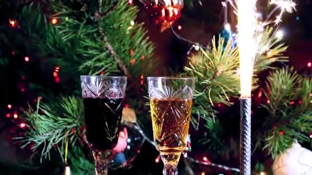 Decoraciones Navideñas Copas Con Vino Junto Árbol Navidad — Vídeo de stock