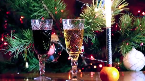 Διακοσμήσεις Διακοπών Και Ποτήρια Κρασί Δίπλα Στο Χριστουγεννιάτικο Δέντρο — Αρχείο Βίντεο