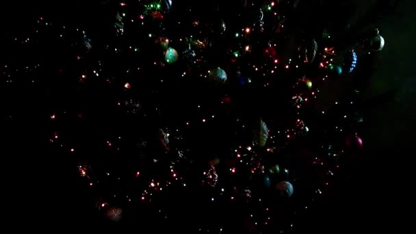 Iluminación Festiva Del Árbol Navidad Con Decoraciones Para Víspera — Vídeos de Stock