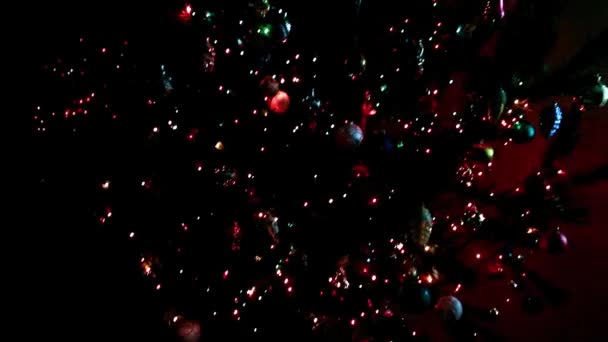 Feestelijke Verlichting Van Kerstboom Met Decoraties Voor Vooravond — Stockvideo