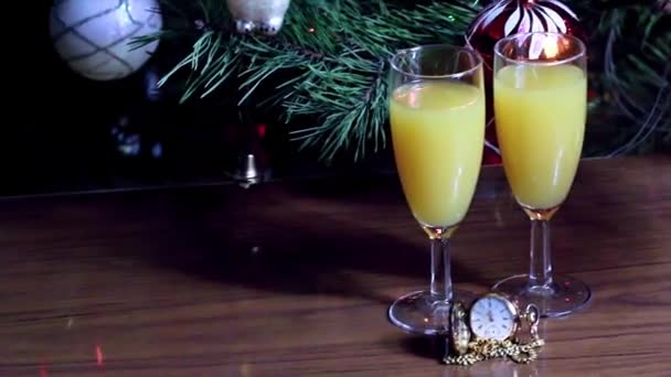 ゴールド ケースとクリスマス ツリーの背景にジュースとガラスのアンティーク時計 — ストック動画