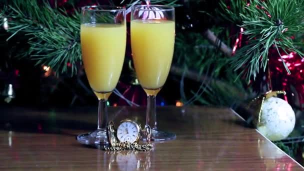 Reloj Antiguo Una Caja Oro Vasos Con Jugo Sobre Fondo — Vídeos de Stock