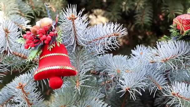 Brinquedos Nos Ramos Uma Árvore Natal Como Decoração Férias — Vídeo de Stock