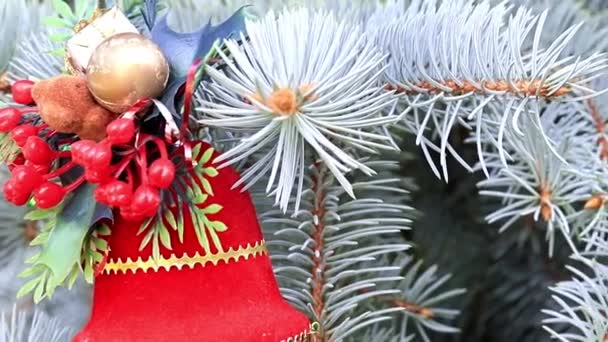 Brinquedos Nos Ramos Uma Árvore Natal Como Decoração Férias — Vídeo de Stock