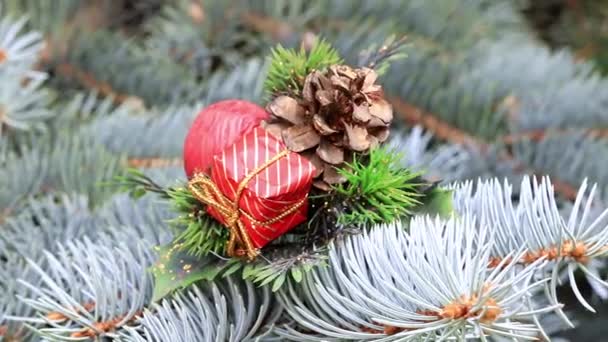 圣诞树树枝上的玩具作为节日装饰 — 图库视频影像