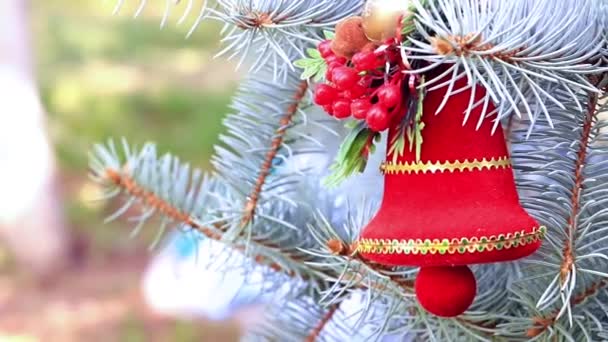 Spielzeug Auf Den Ästen Eines Weihnachtsbaums Als Weihnachtsdekoration — Stockvideo