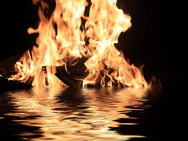 Helle Zungen Des Offenen Feuers Auf Der Oberfläche Des Öls — Stockfoto