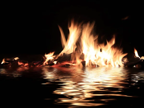 油的表面明火的明亮的舌头 火在燃料存贮 — 图库照片