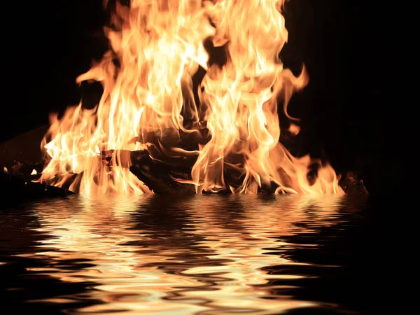 油的表面明火的明亮的舌头 火在燃料存贮 — 图库照片