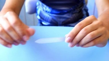 Kadınların elleri manikür araçları ile kozmetik tırnak bakımı