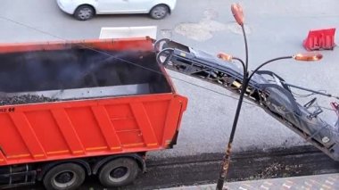 bir otoban, kesim asfalt yükleme bir damperli kamyon içine tamirinde yol Makinaları çalışma