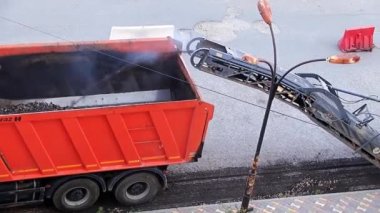 bir otoban, kesim asfalt yükleme bir damperli kamyon içine tamirinde yol Makinaları çalışma