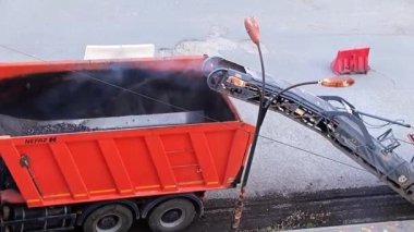 bir otoban, kesim asfalt yükleme bir damperli kamyon içine tamirinde yol Makinaları çalışma