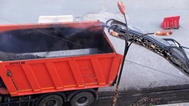 bir otoban, kesim asfalt yükleme bir damperli kamyon içine tamirinde yol Makinaları çalışma