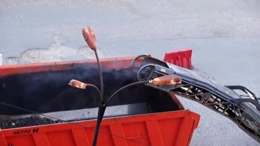 bir otoban, kesim asfalt yükleme bir damperli kamyon içine tamirinde yol Makinaları çalışma